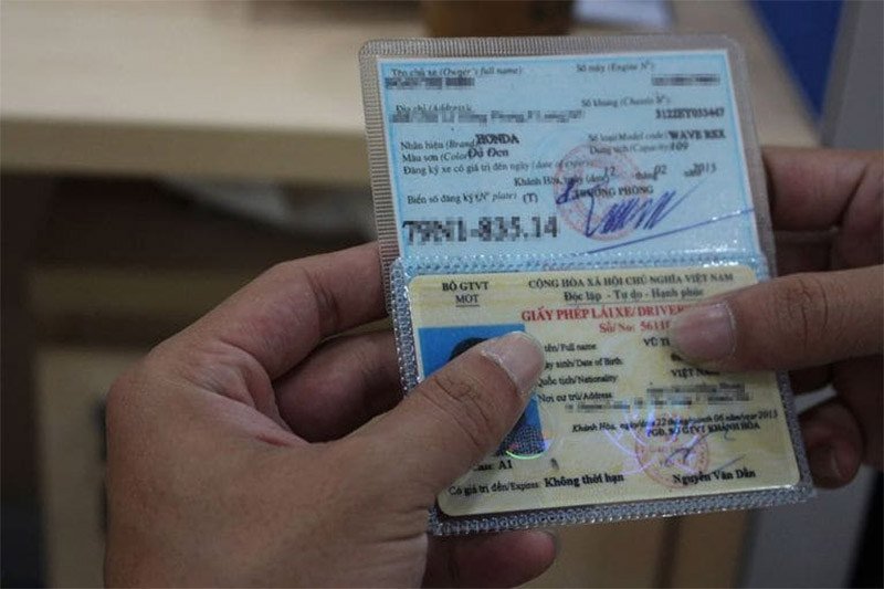 doi-chieu-thong-tin-khach-cung-cap-truoc-khi-ban-giao-xe