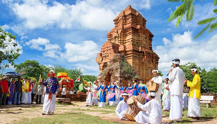 Du lịch t&acirc;m linh kết hợp t&igrave;m hiểu lịch sử v&agrave; văn h&oacute;a địa phương