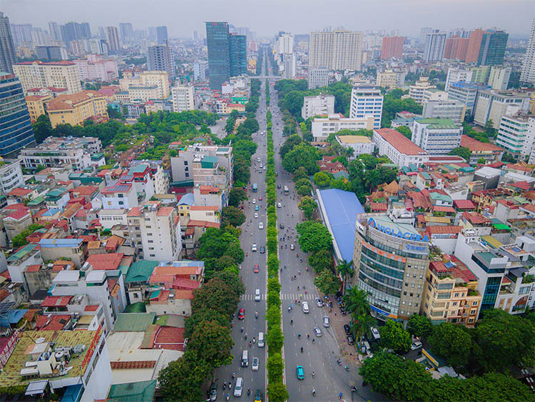 hoang-quoc-viet-la-tuyen-pho-nhon-nhip-voi-mat-do-giao-thong-dong-duc