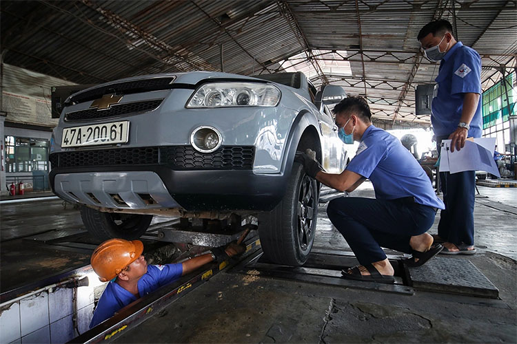 Mức xử phạt xe oto nặng hơn do ảnh hưởng trực tiếp đến qu&aacute; tr&igrave;nh đăng kiểm